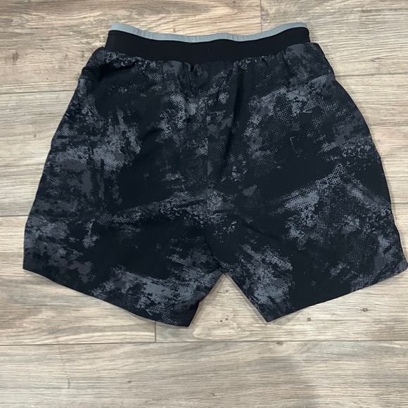 FABLETICS TEEN / ADULT SHORTS
SIZE SMALL - Picture 4 of 4